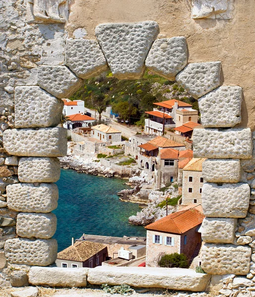 Limeni tradicional pueblo de pescadores en Peloponeso, Mani, Grecia — Foto de Stock