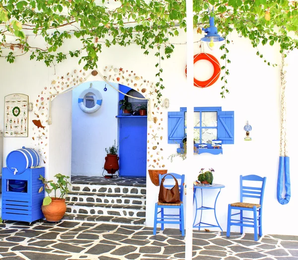 Taberna griega tradicional, en la isla de Santorini, Grecia — Foto de Stock