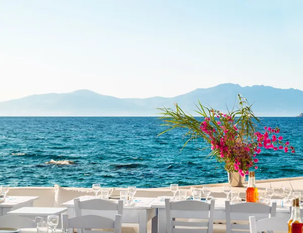 Hermosa cafetería en la playa, en la isla de Mykonos, Grecia —  Fotos de Stock