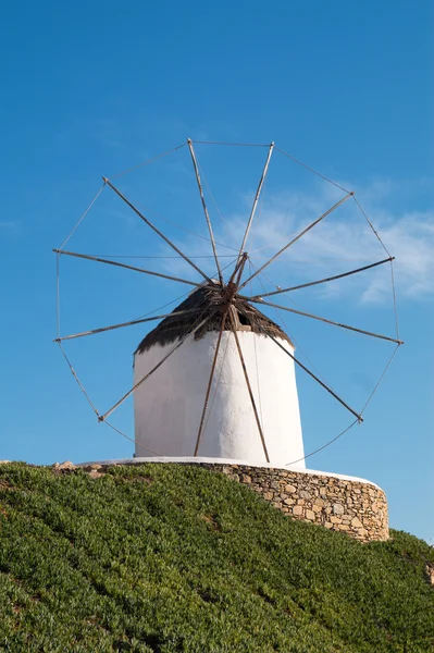 Piękne wiatrak na wyspie mykonos, Grecja — Zdjęcie stockowe