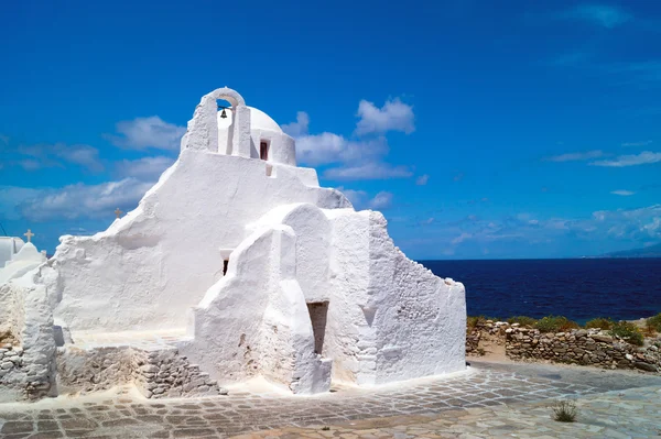 Igreja antiga de Panagia Paraportiani na ilha de Mykonos, na Grécia — Fotografia de Stock