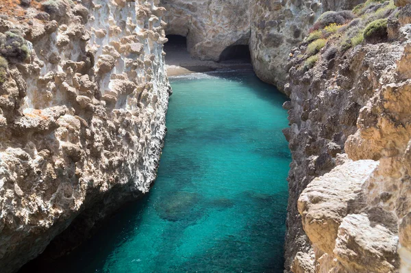 Jeskyně a skalní útvary u moře v oblasti sarakiniko na Miloše — Stock fotografie