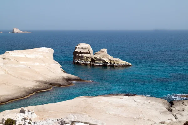 Grotte e formazioni rocciose in riva al mare nella zona di Sarakiniko a Milos — Foto Stock