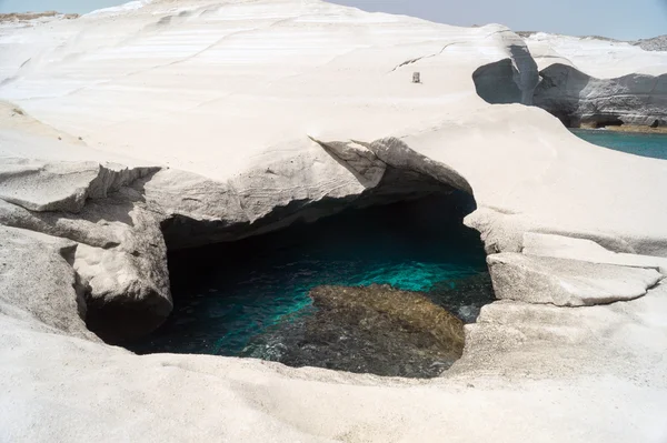 Mağara ve sarakiniko alanda Milos deniz kaya oluşumları — Stok fotoğraf