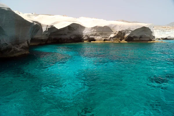 Grotten en rotsformaties door de zee op sarakiniko gebied op milos — Stockfoto