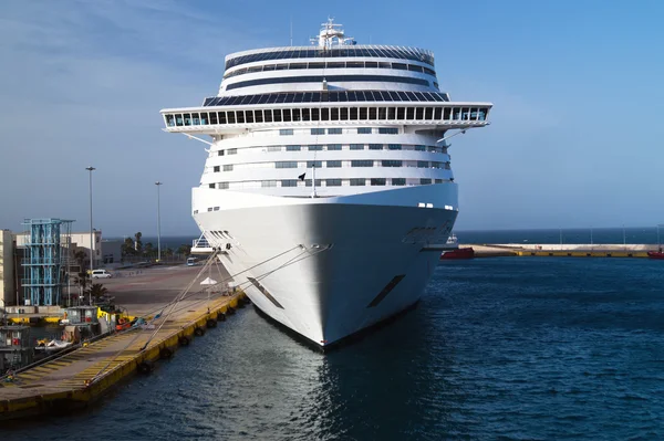 Cruiseschip in piraeus haven, Griekenland — Stockfoto