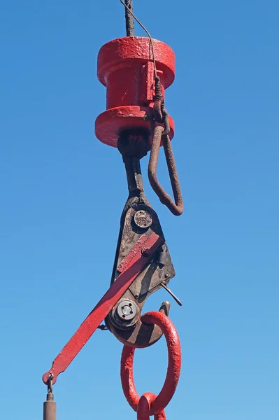 Red construction crane hook against the blue sky — Stock Photo, Image