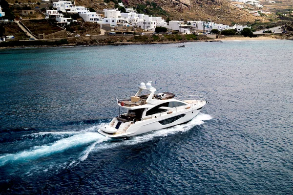 Luxury yacht sailing at Mykonos island, Greece — Stock Photo, Image