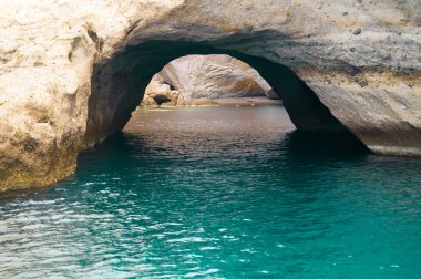 Mağara ve kleftiko alanda Milos deniz kaya oluşumları ben