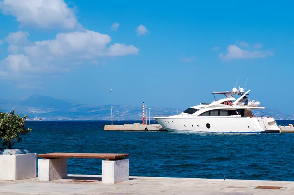 Navio de cruzeiro no porto de Naxos, Grécia — Fotografia de Stock