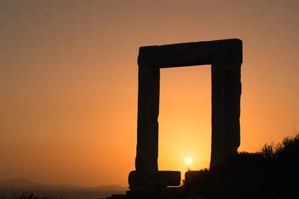 Gamla utfärda utegångsförbud för av apollon tempel vid solnedgången på ön naxos, gree — Stockfoto