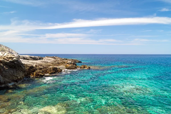 Hermosa playa situada en la isla de Mykonos, Grecia — Foto de Stock