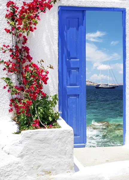 Puerta griega tradicional en la isla de Mykonos, Grecia —  Fotos de Stock