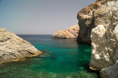Mağara ve sarakiniko alanda Milos deniz kaya oluşumları