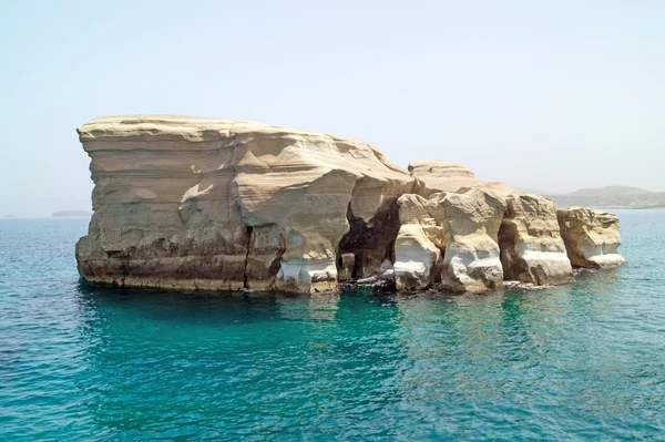 Cuevas y formaciones rocosas junto al mar en la zona de Sarakiniko en Milos —  Fotos de Stock