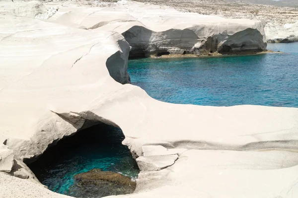 Jaskinie i skały nad morzem w okolicy sarakiniko na wyspie Melos — Zdjęcie stockowe
