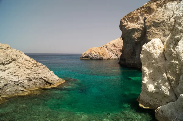 洞穴和岩层上 milos sarakiniko 区域在海上 — 图库照片