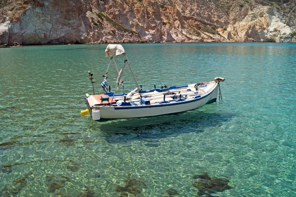 Traditionell fiskebåt på milos island, Grekland — Stockfoto