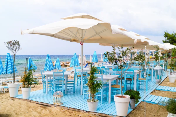 Traditionele Griekse cafetaria op het strand, Griekenland — Stockfoto