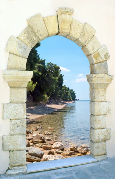 Gyönyörű strand, a régi kastélyban, Görögország — Stock Fotó