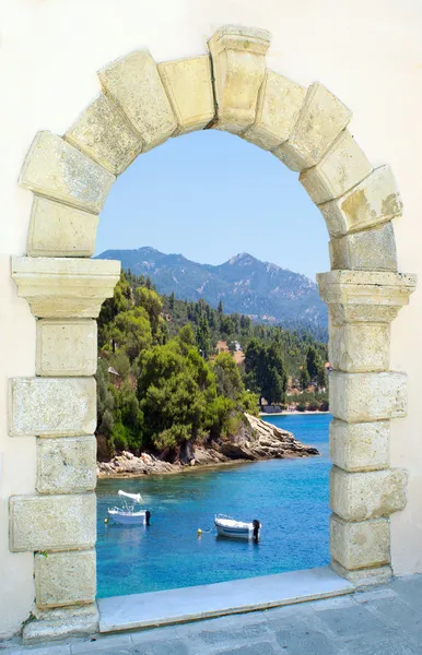 Belle plage à travers le vieux château en Grèce — Photo
