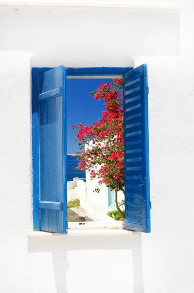 Tradycyjne okna z widokiem na morze, Grecja — Zdjęcie stockowe