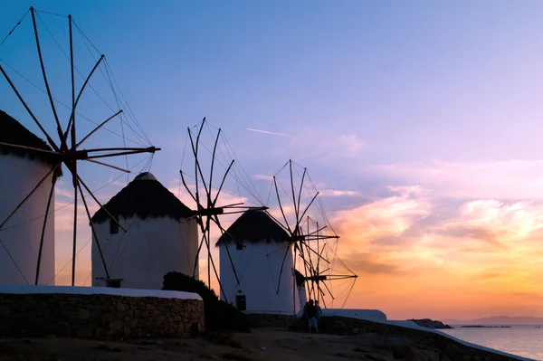 Pôr do sol com moinhos de vento famosos na ilha de Mykonos, Grécia — Fotografia de Stock