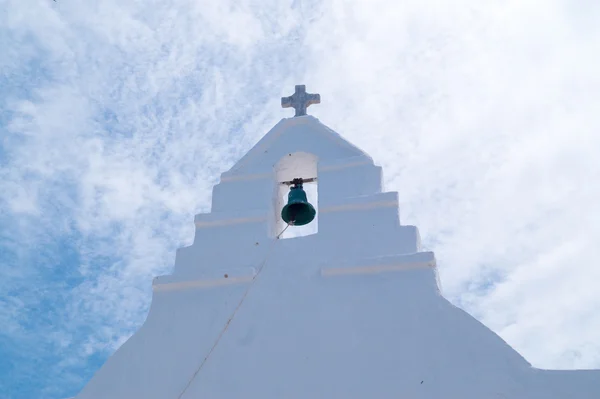 Zvonice na modrou oblohu na ostrově mykonos, Řecko — Stock fotografie