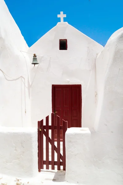 Zvonice na modrou oblohu na ostrově mykonos, Řecko — Stock fotografie