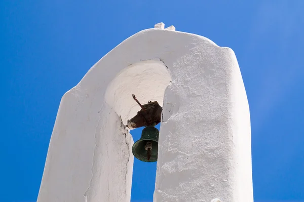 Zvonice na modrou oblohu na ostrově mykonos, Řecko — Stock fotografie