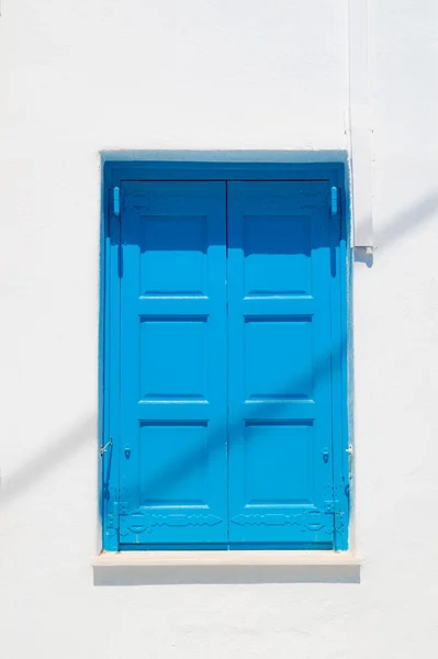 Традиционное греческое окно на острове Сифнос, Греция — стоковое фото
