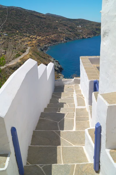 Callejón griego tradicional en la isla de Sifnos, Grecia —  Fotos de Stock