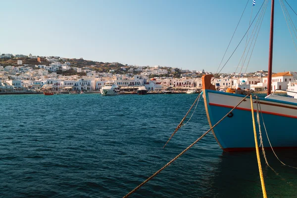 Traditionell fiskebåt på mykonos island Grekland — Stockfoto