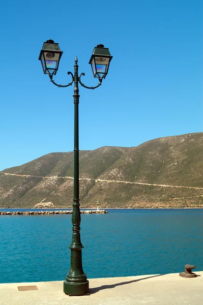 Lâmpada de rua velha no porto na ilha de Lefkada, Grécia — Fotografia de Stock