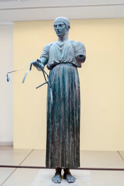 Estátua de Charioteer localizada no museu Delphi, na Grécia — Fotografia de Stock