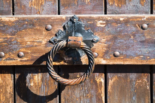 Old rusty gate latch on the door — Stock Photo, Image