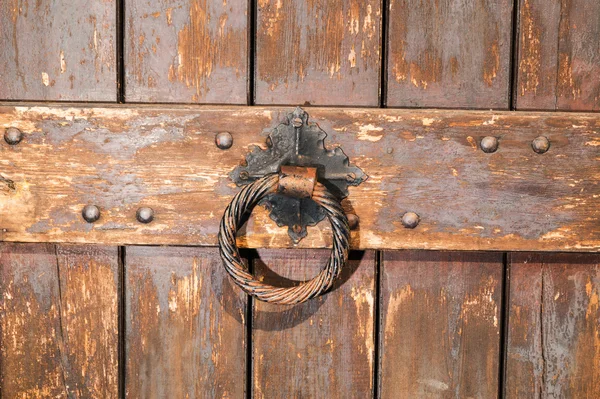 Old door handle, detail of an ancient decorated handle, vintage, — Stock Photo, Image