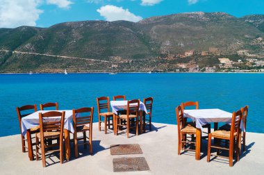 taverna greca tradizionale in spiaggia in Grecia