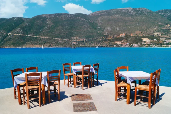 Taberna griega tradicional en la playa de Grecia — Foto de Stock