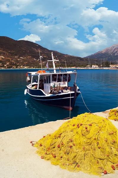 Tradiční rybářské lodi na ostrov lefkada, Řecko — Stock fotografie