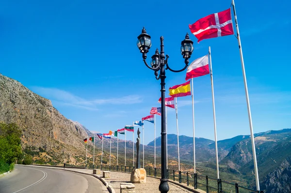 Fila de banderas europeas en Delphi, Grecia —  Fotos de Stock