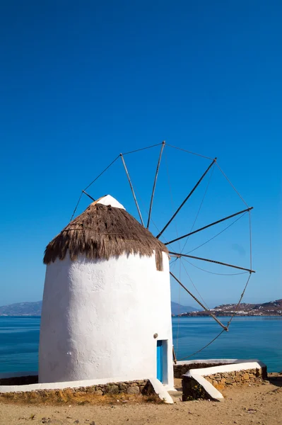 Piękne wiatrak na wyspie mykonos, Grecja — Zdjęcie stockowe