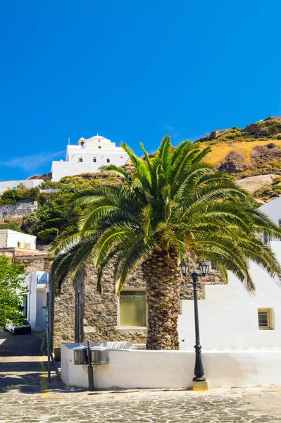 Zvonice na modrou oblohu, na ostrově santorini, Řecko — Stock fotografie