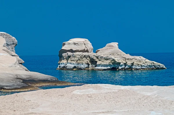 洞穴和岩层上 milos sarakiniko 区域在海上 — 图库照片