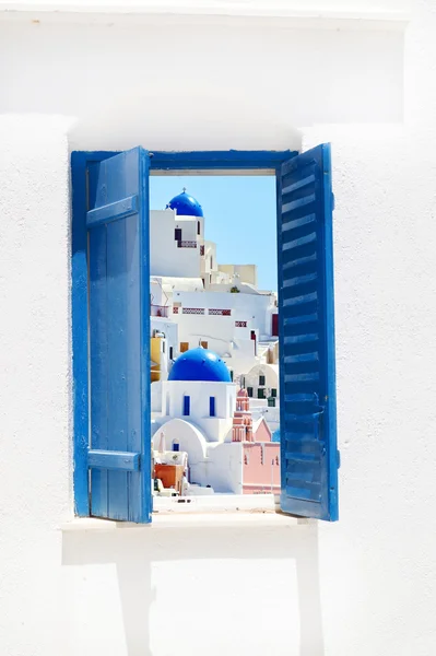 santorini Island, Yunanistan geleneksel Yunan mavi pencere açmak
