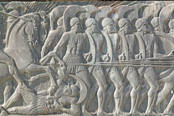 Доска у памятника Великому Александру в Тессе
