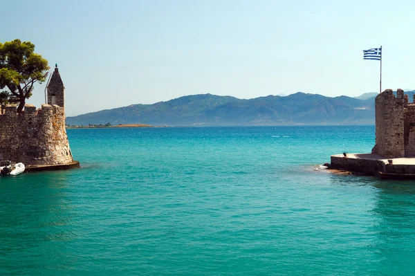 Grecia Puerto de Nafpaktos con faro de Venetcia en la entrada de puertos —  Fotos de Stock