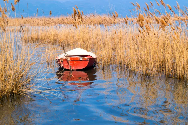 Традиционная рыболовная лодка на озере Дойрани, Греция — стоковое фото