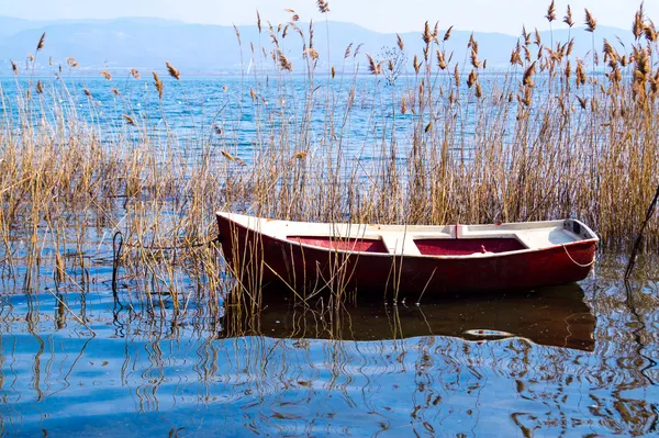 Hagyományos horgászcsónak, doirani-tó, Görögország — Stock Fotó