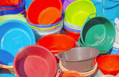 bir yığın üzerinde açık bir anne olarak farklı renklerde birçok plastik havzaları